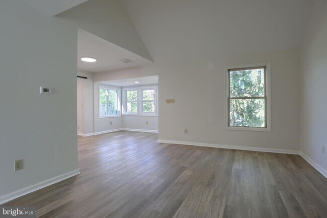 Building Photo - 205 Crescent Dr
