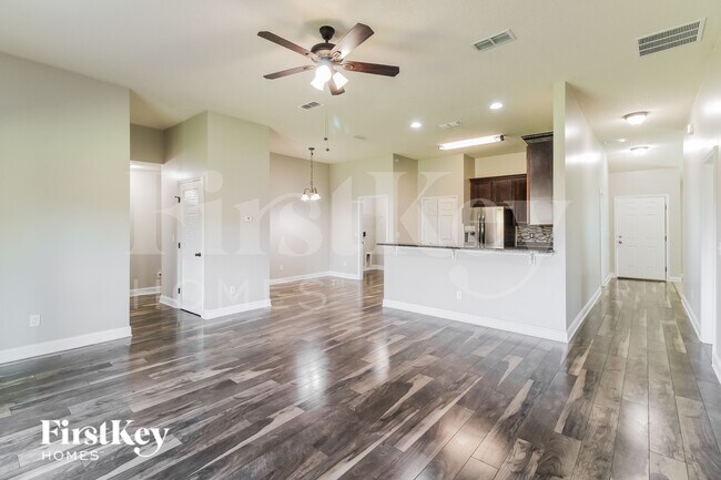 Building Photo - 2612 Royal Pointe Dr