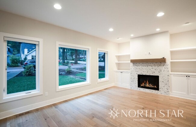 Building Photo - Newer Duplex in the Heart of Lake Oswego.