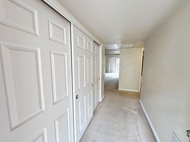 Foto del edificio - 3 BEDROOM, 2 BATH DOWNSTAIRS CONDO IN GUARD GATED COMMUNITY