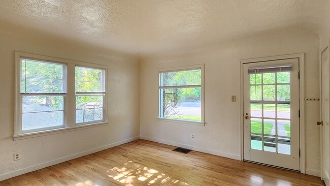 Building Photo - Beautiful University Area Home
