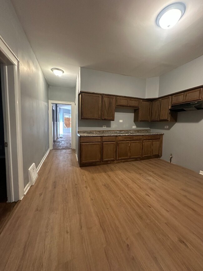 Foto del edificio - Freshly Renovated 5-Bedroom Home in South Chicago – Available Oct 15
