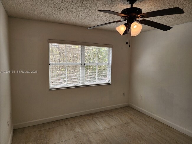 Foto del edificio - 2451 Centergate Dr