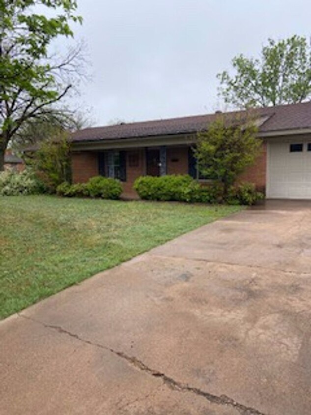 Foto principal - 2250 Greenbriar Drive