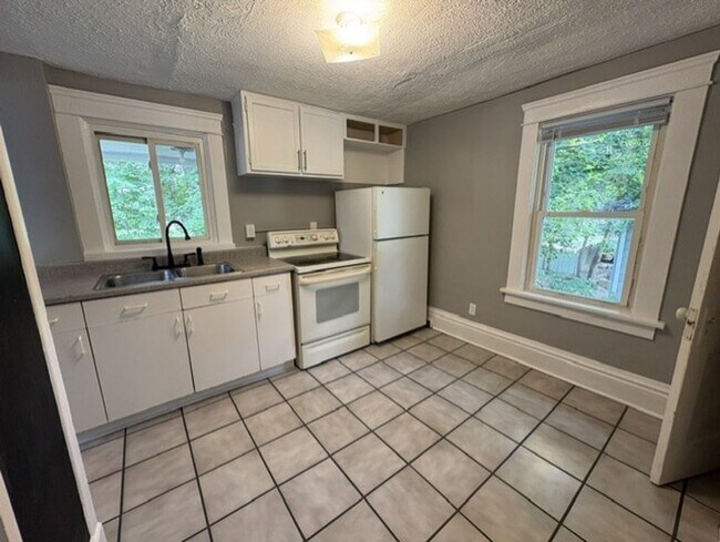 Foto del edificio - Charming Akron Upstairs Rental with Spacious Rooms and Included Appliances