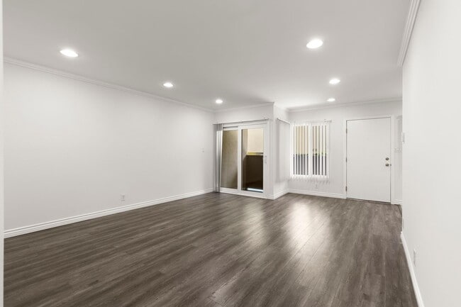 Interior Photo - 547 N Flores St