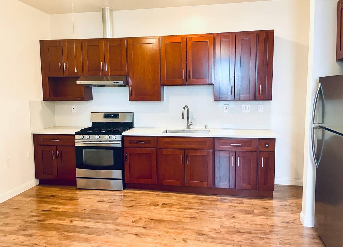 Large, eat-in kitchen with gas range - 2001 Stockton St
