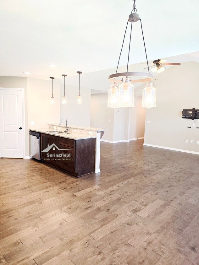 Foto principal - Republic -Newer w/ 3 Car Garage - Close To...