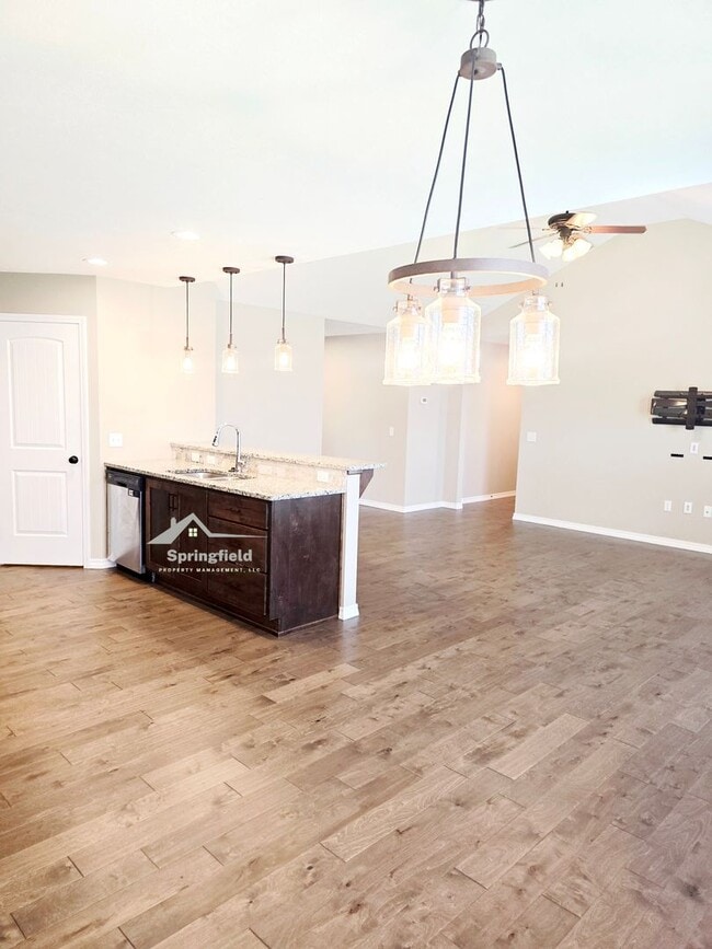 Foto del edificio - Republic -Newer w/ 3 Car Garage - Close To Republic High School