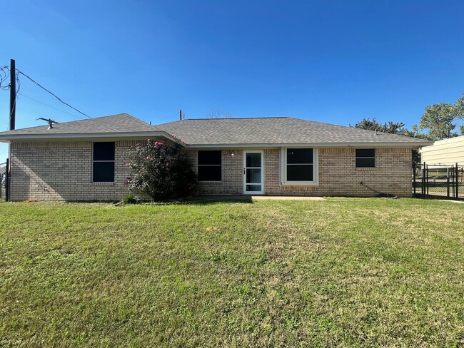 Building Photo - Four Bedroom Brick House for Rent