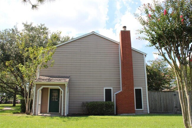 Building Photo - 16842 Holly Trail Dr