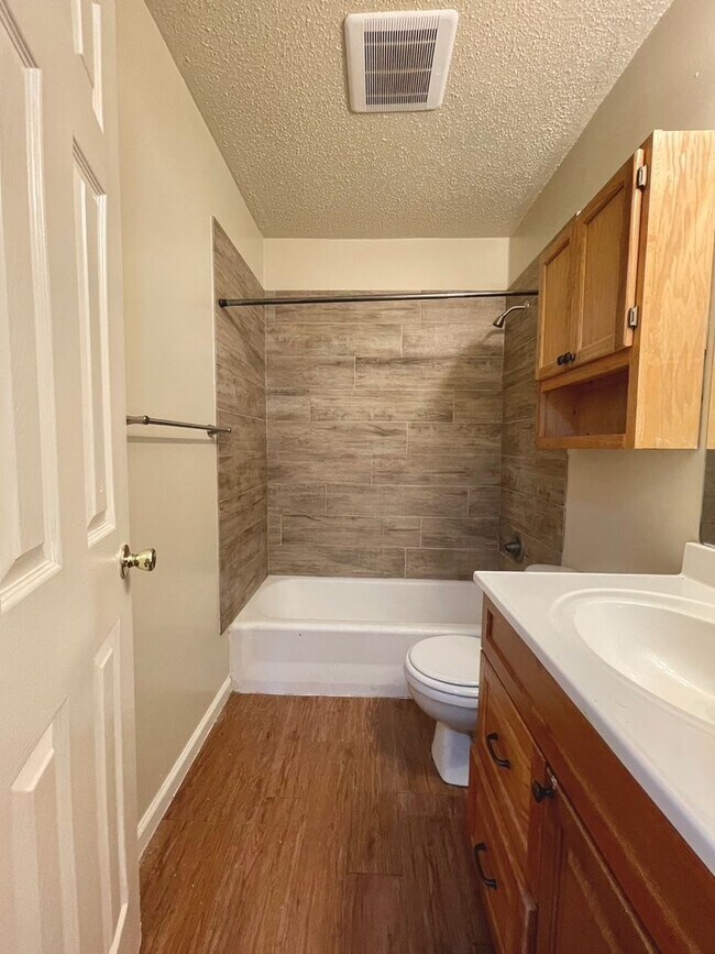 Foto del edificio - Charming 2 bedroom, 1 bath home with carpo...