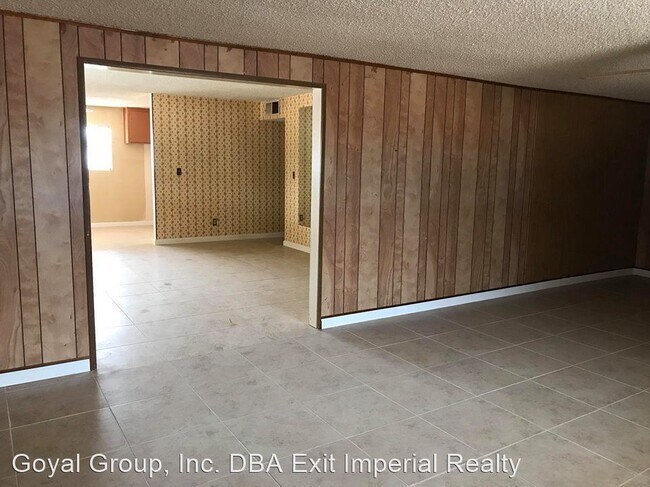 Building Photo - 4 br, 2 bath House - 898 W. Pico Ave.