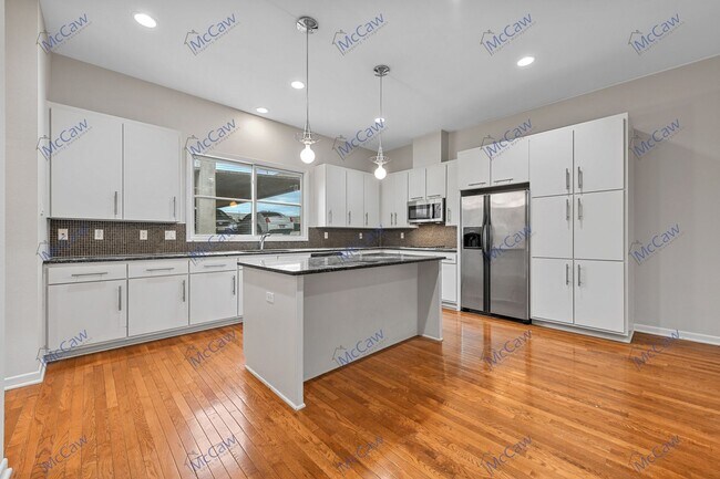 Building Photo - Spacious Luxury 3-bed 3.5-bath Townhome in...