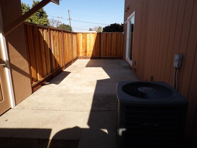 Foto del edificio - 1329 Essex Way