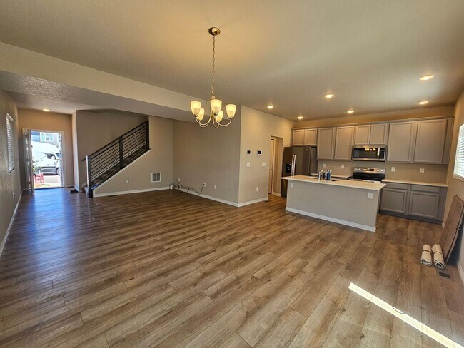 Foto del edificio - Welcome to this beautiful 3-bedroom, 3-bathroom home located in Lorson Ranch!!