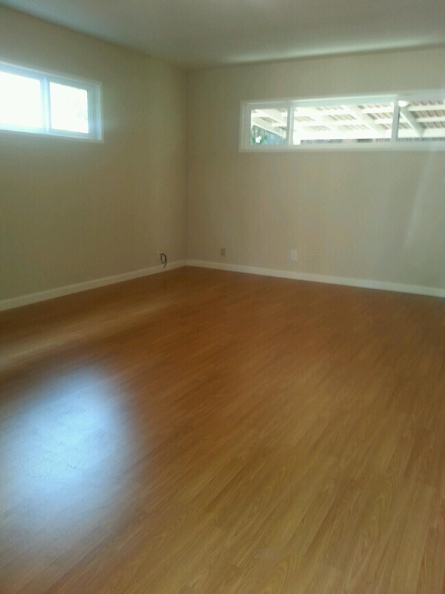 Spacious living room - 130 Jackson Ave