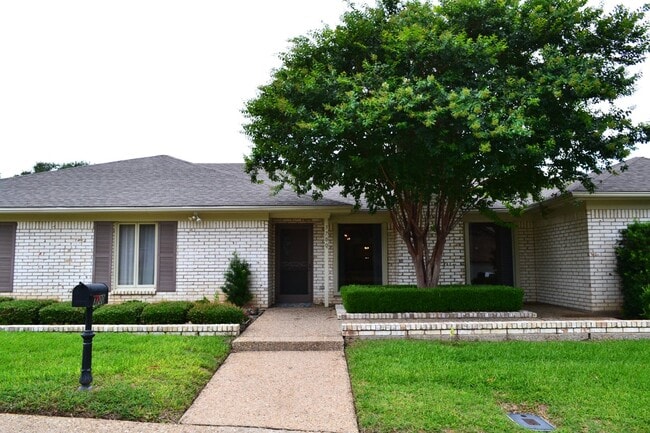 Building Photo - Charming 2 Bed, 2 Bath Home in Waco - Perf...