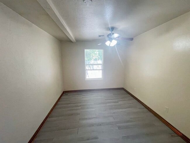 Building Photo - 1604 NW Lindy Ave