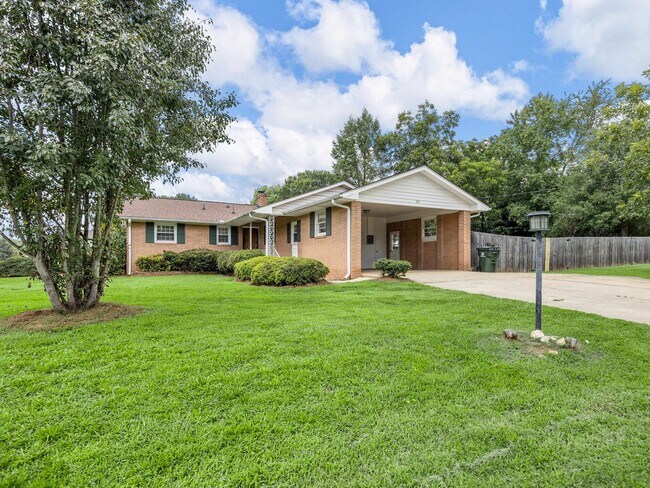 Building Photo - Spacious 2 bedroom 1.5 bathroom home in th...