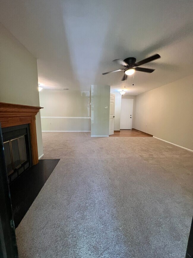 Building Photo - RENOVATED TOP LEVEL CONDO