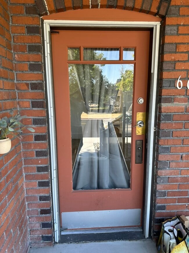 Building Photo - 609 W 11th St