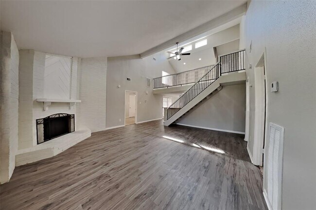 Foto del edificio - 1911 Campwood Dr