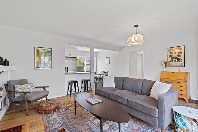 Building Photo - 4775 SW Beech Dr