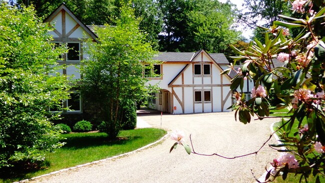 Foto del edificio - 16 Crooked Mile Rd