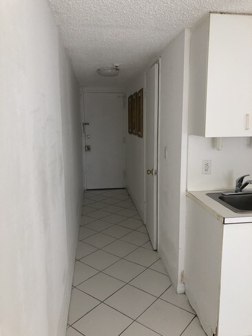 Building Photo - 2618 Collins Ave