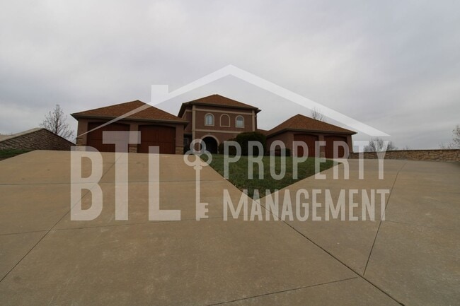 Building Photo - Beautiful 2 Bedroom Duplex with Loft!