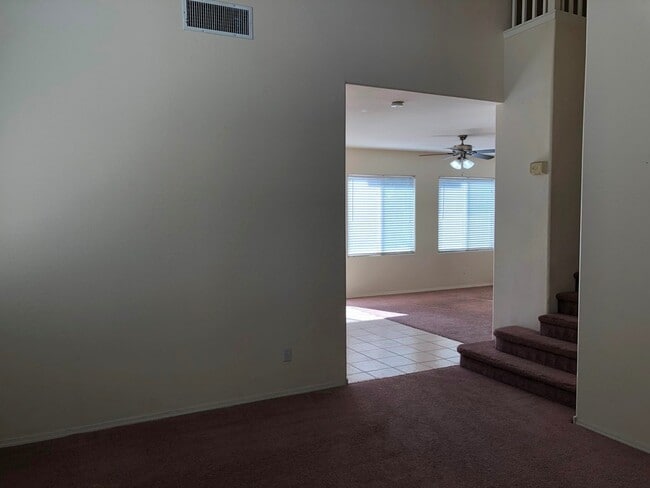 Building Photo - Beautiful 5 Bed/3 Bath Home!