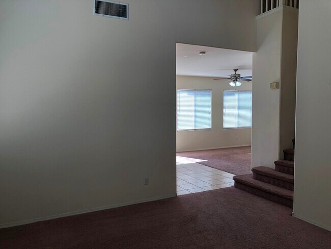 Foto del edificio - Beautiful 5 Bed/3 Bath Home!