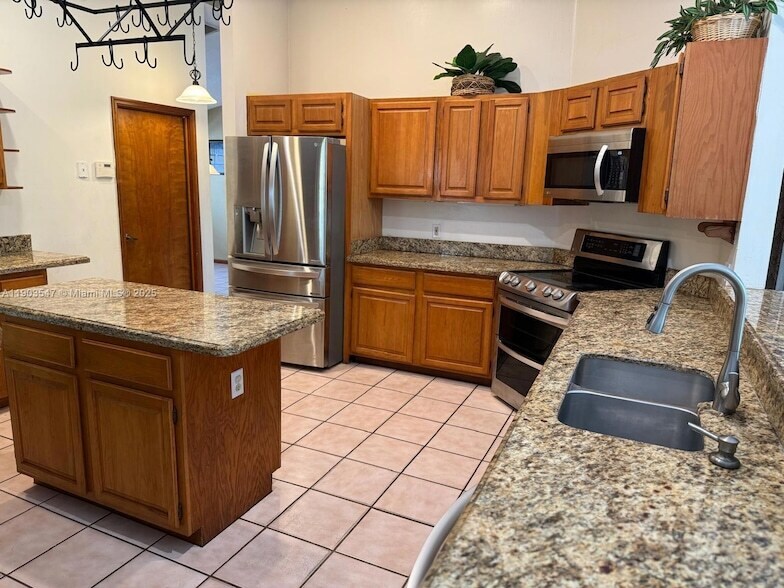 Foto principal - 2700 NW 112th Ave