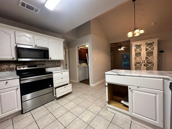 Building Photo - 131 Carolyn Ave