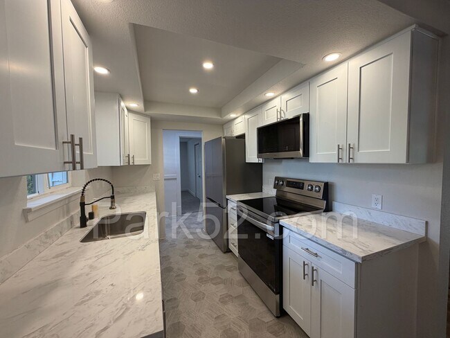 Foto del edificio - Newly Remodeled 3 Bedroom Duplex
