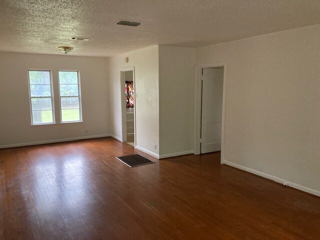 Living room looking toward kitchen - 1500 Alegria Rd