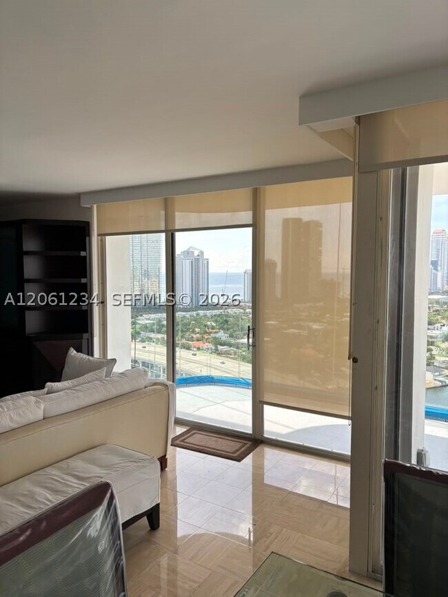 Foto del edificio - 19355 Turnberry Way