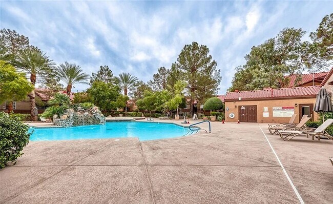 Foto del edificio - Spacious, Stylish Living in a Guard-Gated West Las Vegas Community in The Lakes with Resort-Style...
