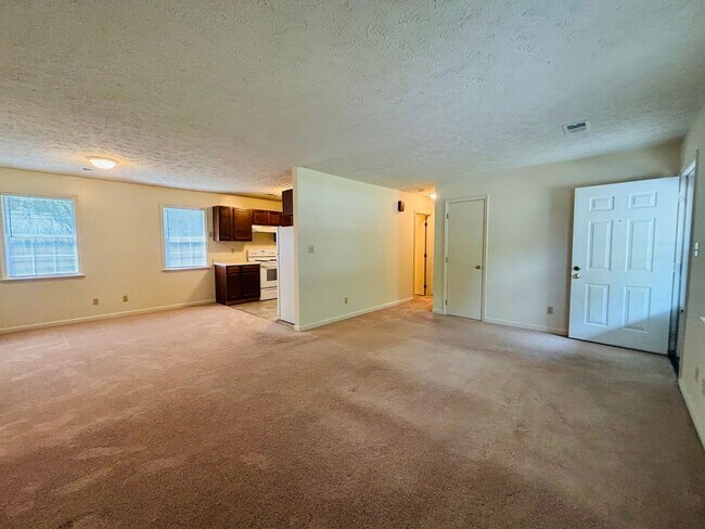 Building Photo - Available NOW* 3 Bedroom, 2 Bath Duplex