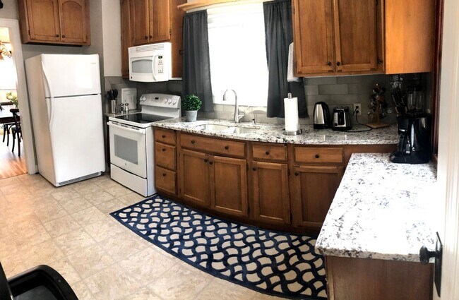 Foto del edificio - Charming Tudor 3 Blocks From Mayo