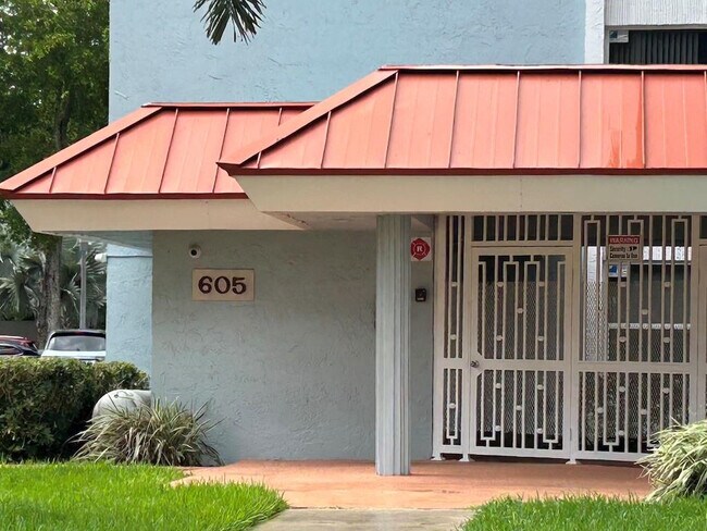 Foto del edificio - 605 S Pine Island Rd