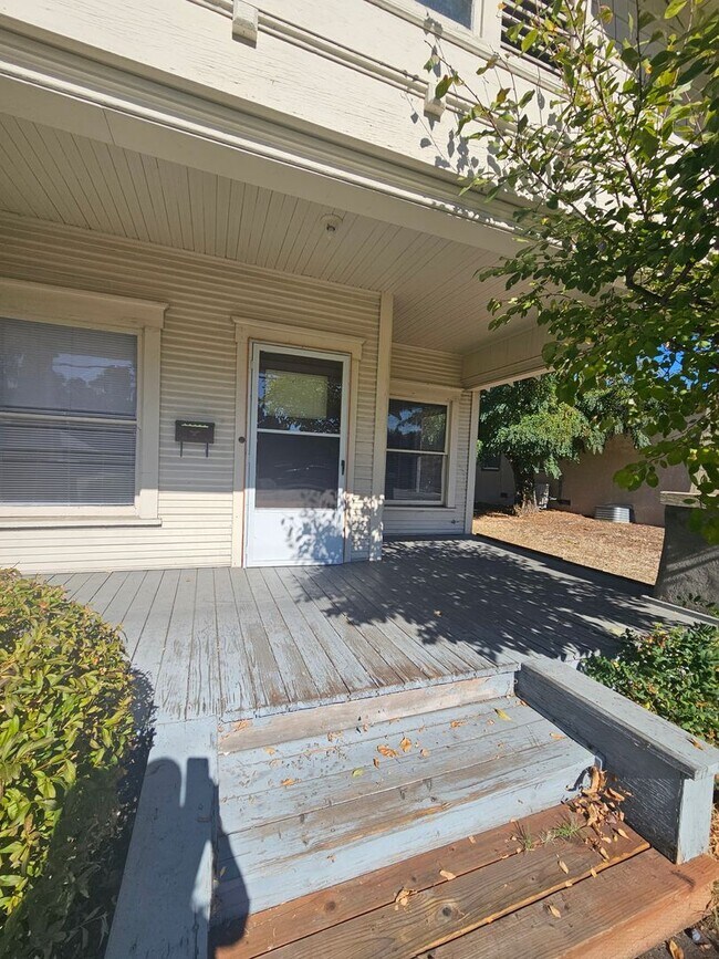 Foto del edificio - 1/2 OFF FIRST MONTH'S RENT! Charming 2 Bedroom with Bonus/Laundry Room