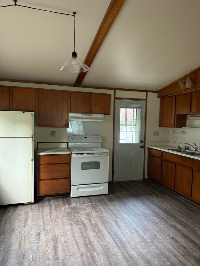 Building Photo - 2514/16 Skeels Ave