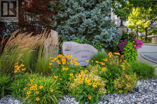 Building Photo - 2511 Lakeshore Rd W