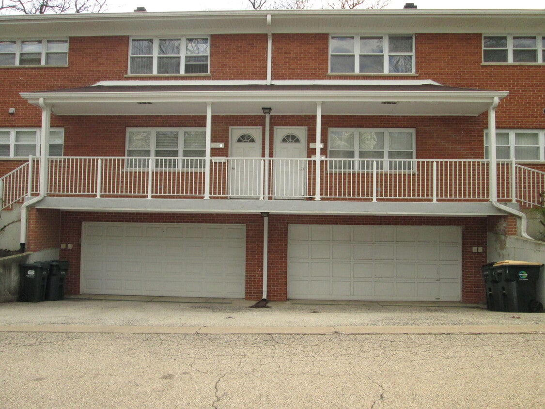Primary Photo - 169 E Palatine Rd