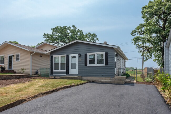 Building Photo - 405 Woodland Dr