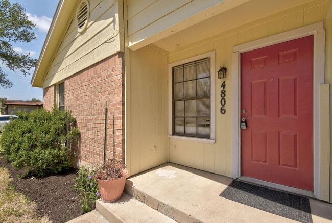 Foto del edificio - 4806 Russet Hill Dr