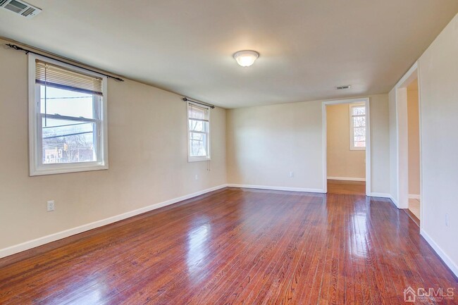 Building Photo - 2102 Woodbridge Ave