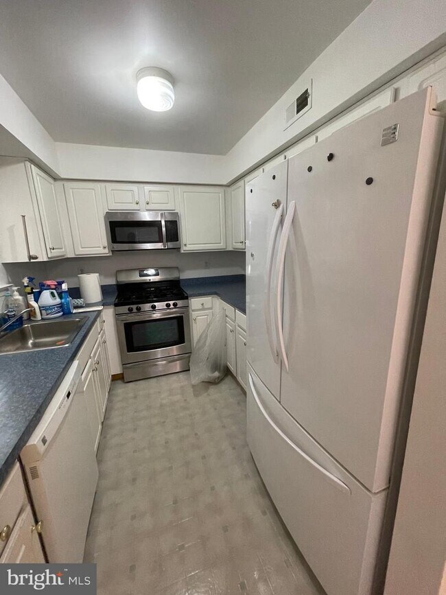 Building Photo - 3005 Creekside Ct